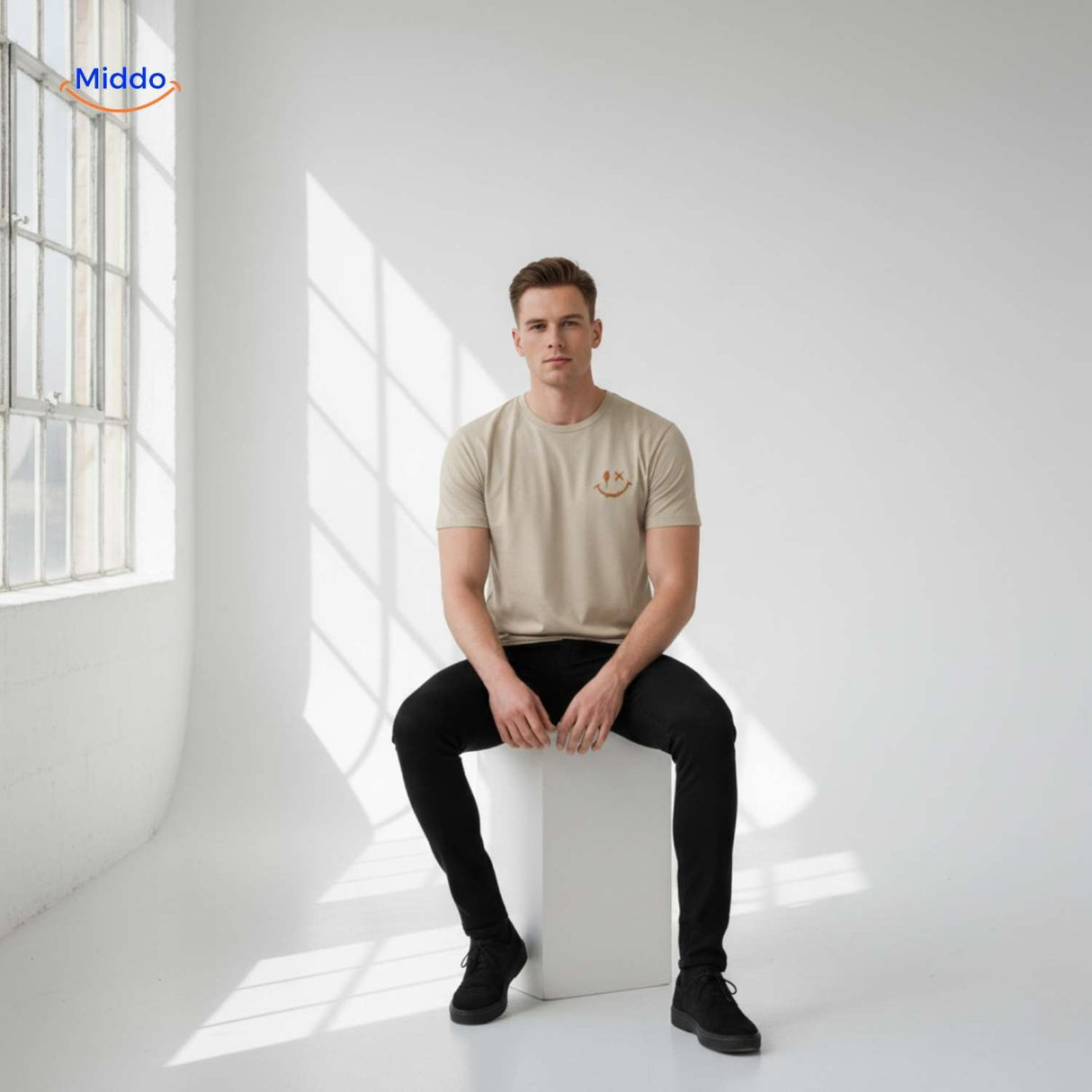 smileywave tshirt beige man zittend minimalistische stijl www.middo.nl