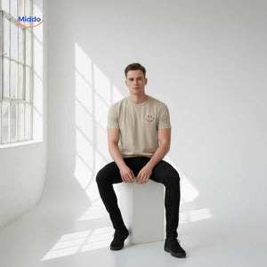 smileywave tshirt beige man zittend minimalistische stijl www.middo.nl