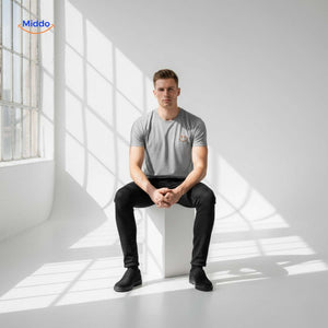 smileywave tshirt grijs man zittend minimalistische studio www.middo.nl