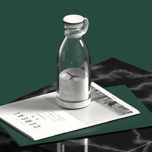 Draadloze blender op een tafel met boeken.
