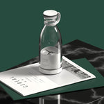 Draadloze blender op een tafel met boeken.