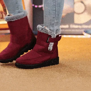 Bordeauxrode SnowBoots met bontrand, gedragen op een spijkerbroek