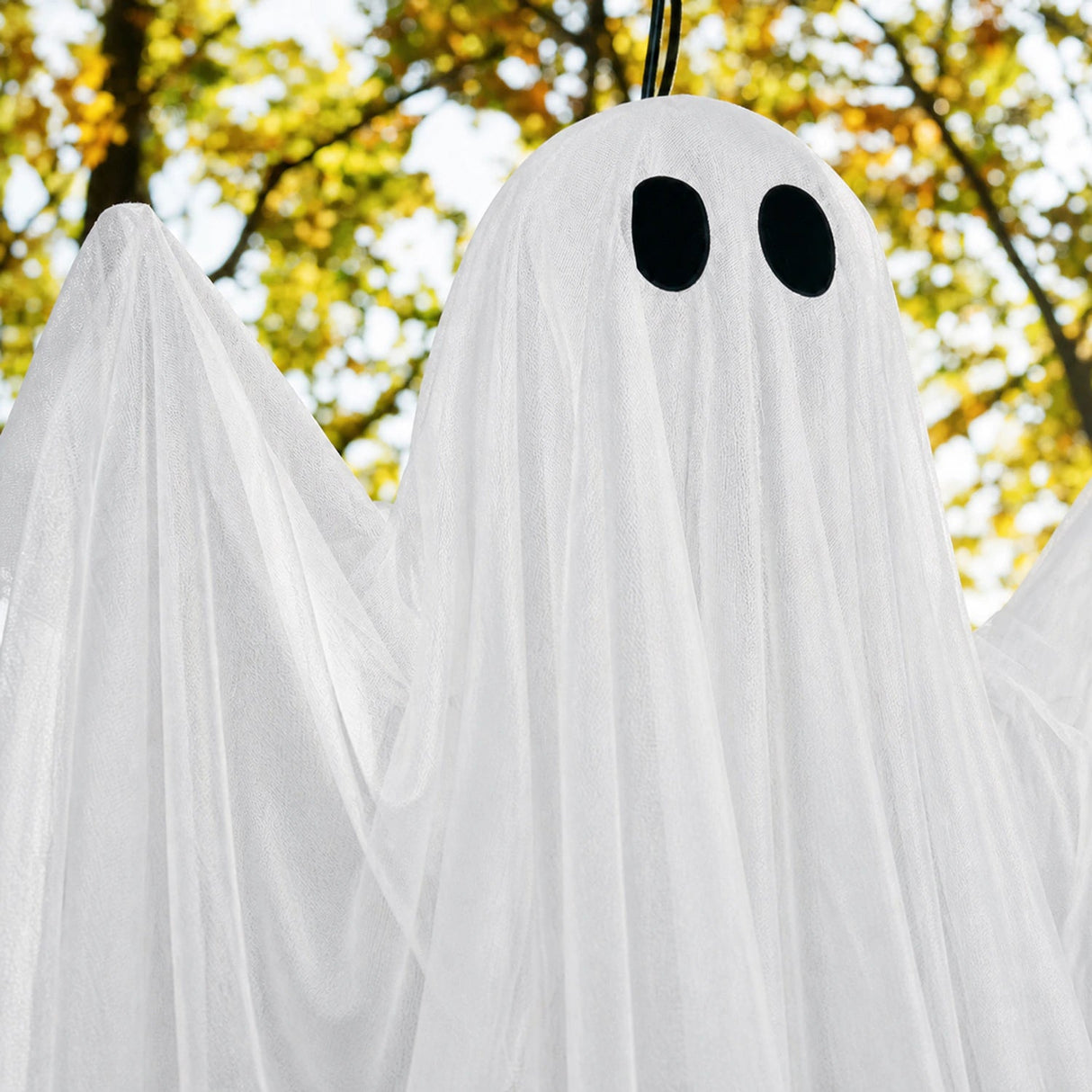 Detail van de witte stof en zwarte ovale ogen van SpookGlow™ zonder verlichting