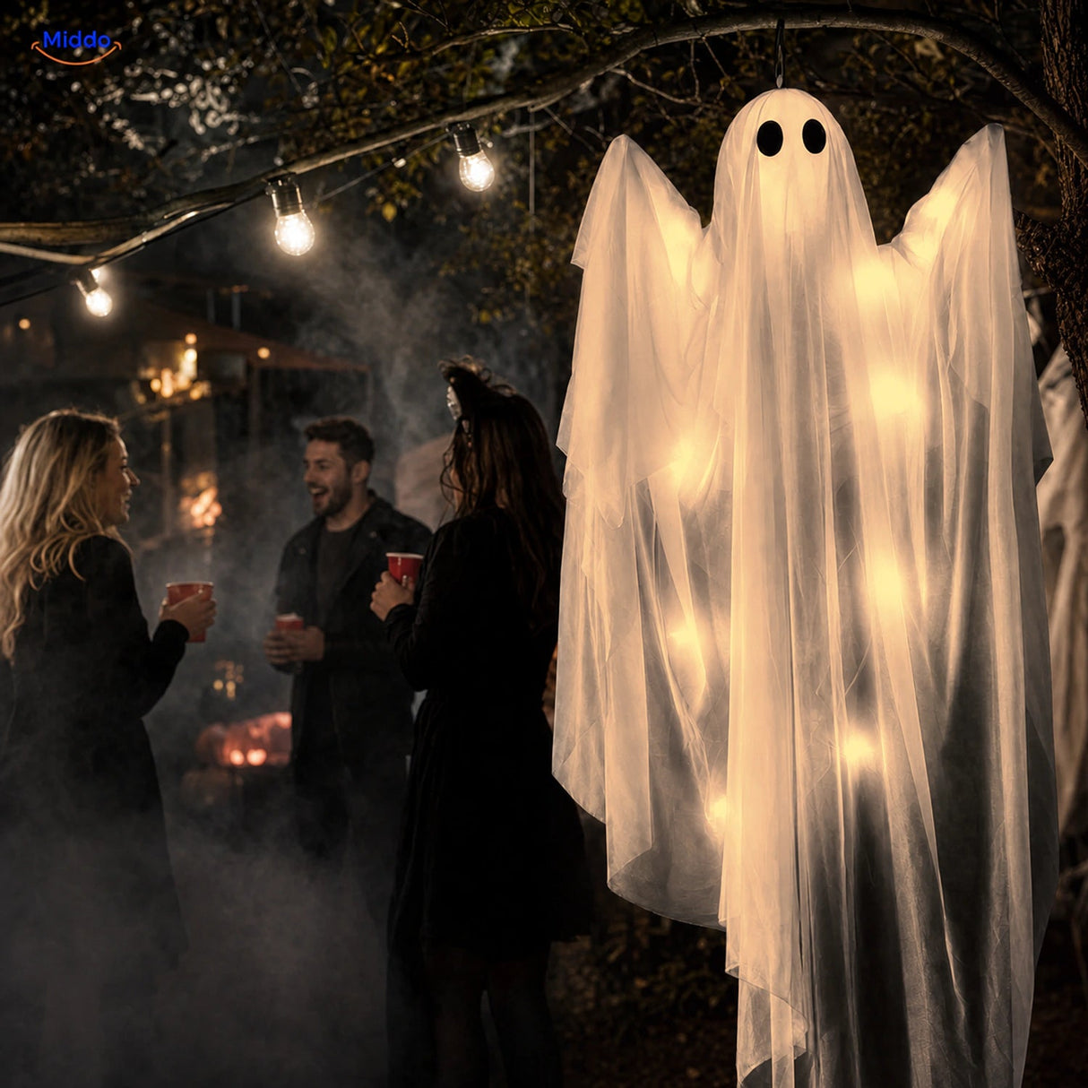 SpookGlow™ met warmwitte lichtslinger op een Halloween-feest