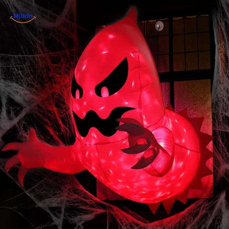 spookyglow een rood verlicht monster kijkt uit een raam waardoor een griezelige sfeer aan de rechterkant ontstaat