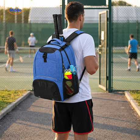 Sportivo tennisrugzak in blauw, gedragen door een man op de tennisbaan