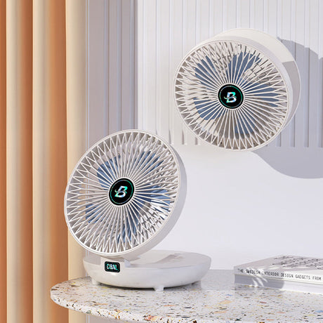Twee SwiftAir™ ventilatoren, een op tafel en een aan de muur.