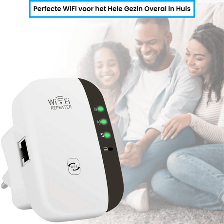 Familie gebruikt WiFi-repeater in woonkamer voor betere verbinding