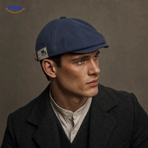 Blauwe Urban Heritage Flat Cap gedragen door een model