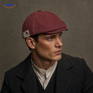 Rode Urban Heritage Flat Cap gedragen door een model