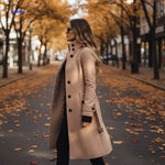 veloura mantel beige met hoge kraag en knopen www.middo.nl