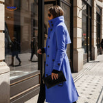 veloura mantel blauw lange jas bij winkelraam www.middo.nl