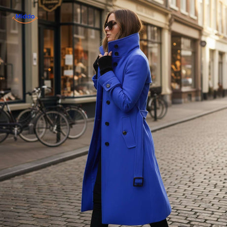 veloura mantel blauw vrouw met lange jas en zonnebril www.middo.nl