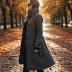 veloura mantel grijs lange jas tussen herfstbladeren www.middo.nl