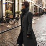 veloura mantel grijs vrouw lopend op straat met lange jas www.middo.nl