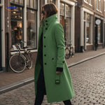 veloura mantel groen lange jas in stadsstraat www.middo.nl