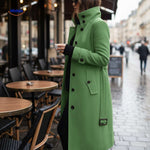 veloura mantel groen vrouw bij cafe met lange jas www.middo.nl