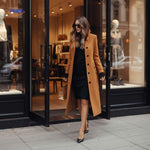 veloura mantel vrouw verlaat winkel met lange jas www.middo.nl