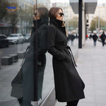 veloura mantel zwart met ceintuur en knopen www.middo.nl