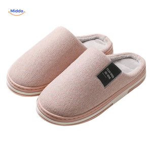 warmtique pantoffels zacht katoen antislip en huiscomfort close up lichtroze pantoffels op wit www.middo.nl