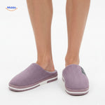 warmtique pantoffels zacht katoen antislip en huiscomfort man met lila pantoffels vooraanzicht www.middo.nl