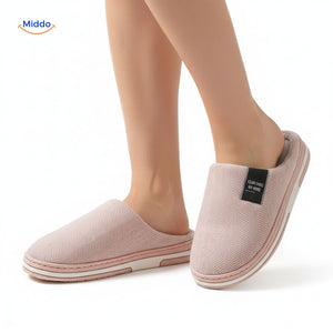 warmtique pantoffels zacht katoen antislip en huiscomfort vrouw draagt lichtroze pantoffels www.middo.nl