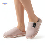 warmtique pantoffels zacht katoen antislip en huiscomfort vrouw draagt lichtroze pantoffels www.middo.nl