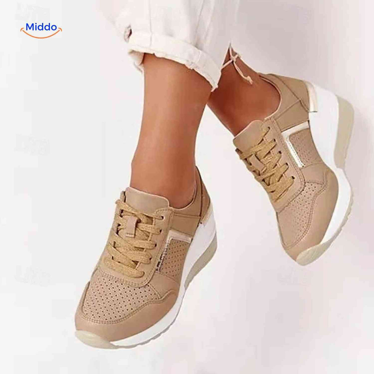 witte stridez wedge sneakers voor dames met metalen accenten en geperforeerd design www.middo.nl