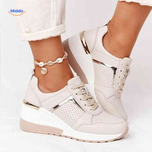 witte wedge sneakers met gouden metalen accenten en geperforeerd bovenwerk www.middo.nl