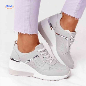 witte wedge sneakers schuin aanzicht met gedempte zool en gouden accenten www.middo.nl