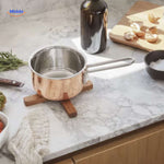 woodinex onderzetter keukenopstelling met houten onderzetter en koperen steelpan www.middo.nl