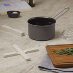 woodinex onderzetter keukenscene met creme kleurige onderzetter en kookpan www.middo.nl